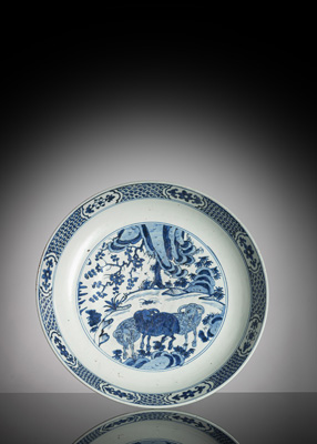 <b>Seltene große Swatow-Rundschale mit unterglasurblauem Dekor von drei Widdern in einer Landschaft</b> <b>Seltene große Swatow-Rundschale mit unterglasurblauem Dekor von drei Widdern in einer Landschaft</b>