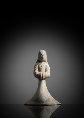 <b>Feine Terrakottafigur einer Hofdame mit Resten von Bemalung</b> <b>Feine Terrakottafigur einer Hofdame mit Resten von Bemalung</b>