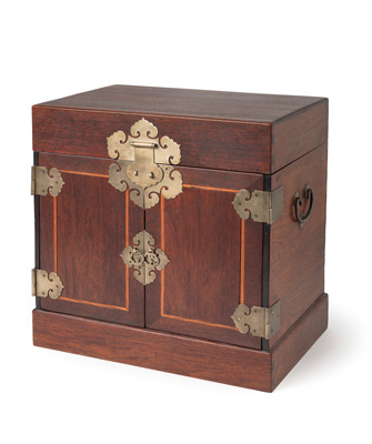 <b>A LARGE TABLE CHEST WITH RUYI-FITTINGS, GUANPIXIANG</b>