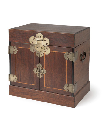 <b>A LARGE TABLE CHEST WITH RUYI-FITTINGS, GUANPIXIANG</b>