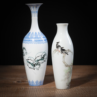 <b>Flaschenvase aus Eierschalenporzellan mit Garnelendekor in Email-Farben und kleine Vase in Qianjiangcai mit Singvögeln auf Ast</b>