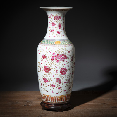 <b>Große 'famille rose'-Vase mit Darstellung von blühenden Zweigen</b>