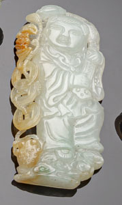 <b>Jadeit-Schnitzerei mit Liu Hai und Cash-Kette neben seiner dreibeinigen Kröte</b> <b>Jadeit-Schnitzerei mit Liu Hai und Cash-Kette neben seiner dreibeinigen Kröte</b>