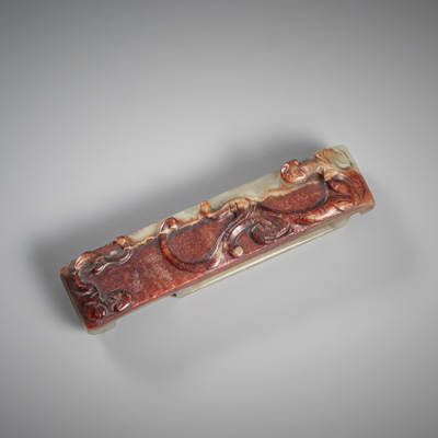 <b>Jadeschnitzerei aus grün-roter transluzenter Jade mit 'Chilong' in Relief</b>