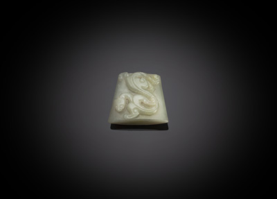 <b>Ornament einer Dolchscheide aus Jade</b>