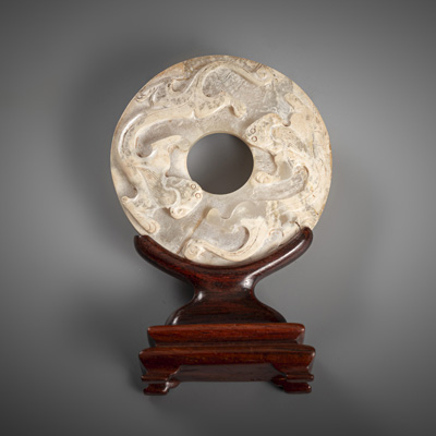 <b>'Bi'-Scheibe aus grau-grüner transluzenter Jade mit 'Chilong' in Relief</b>