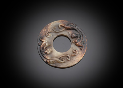 <b>'Bi'-Scheibe mit zwei 'Chilong'-Drachen in Relief aus Jade</b>
