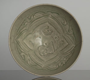 <b>Seladonschale aus 'Yaozhou'-Ware mit geritztem Tierdekor</b> <b>Seladonschale aus 'Yaozhou'-Ware mit geritztem Tierdekor</b>