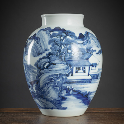 <b>Vase aus Porzellan mit unterglasurblauem Landschaftsdekor</b>