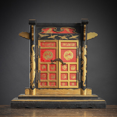 <b>A GATE-SHAPED GILT-, RED- AND BLACK-LACQUERED PICTURE FRAME WITH CRANES AND DRAGONS</b>