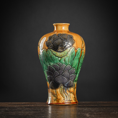 <b>Gelbgrundige Vase mit Lotos- und Entendekor im 'Fahua'-Stil 'Meiping'</b>