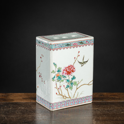 <b>A RECTANGULAR 'FAMILLE ROSE' FLORAL PORCELAIN VASE WITH THREE-HOLE-COVER</b>