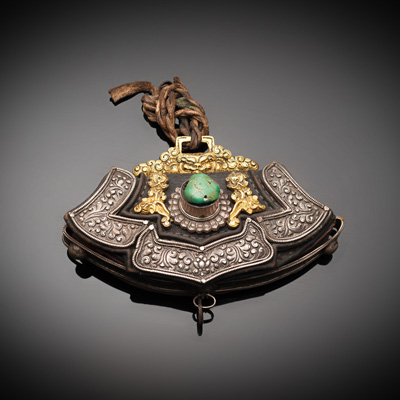 <b>Feuerzeugtasche mit feinem Silberdekor und Türkisbesatz</b> <b>Feuerzeugtasche mit feinem Silberdekor und Türkisbesatz</b>