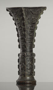 <b>Gu-förmige Vase aus Bronze im archaischen Stil</b>