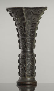 <b>Gu-förmige Vase aus Bronze im archaischen Stil</b> <b>Gu-förmige Vase aus Bronze im archaischen Stil</b>