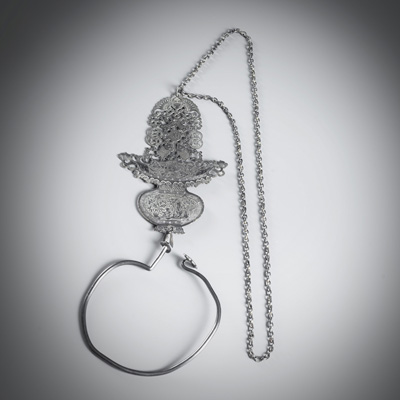 <b>AN AUSPICIOUS PENDANT WITHIN A METAL MOUNTING</b>