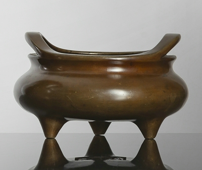 <b>Weihrauchbrenner aus Bronze auf drei kurzen Beinen</b> <b>Weihrauchbrenner aus Bronze auf drei kurzen Beinen</b>