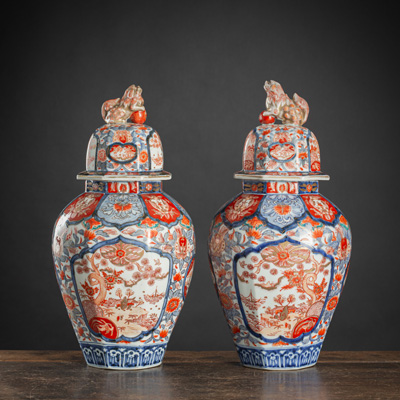 <b>A PAIR OF OCTAGONAL IMARI PORCELAIN VASES</b>