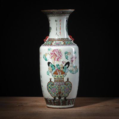 <b>Große polychrom dekorierte Vase aus Porzellan mit Blumen in ding-Gefäßen und Gedichtaufschrift</b>