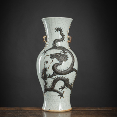 <b>Vase mit reliefiertem Drachendekor und Prunuszweigen auf grobmaschigem craquelierten Grund</b>