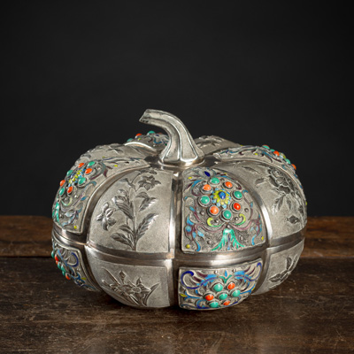 <b>A SILVER PUMPKIN-SHAPED BOX AND WITH COVER PARTLY  INLAID WITH STONES AND CLOISONNÉ-ENAMEL DETAILS</b>