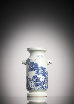 <b>Zylindrische Vase aus Hirado-Porzellan mit unterglasurblauem Drachendekor</b>