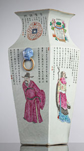 <b>Vierkantvase aus Porzellan mit 'Famille rose'-'Wu Shuang Pu'-Dekor</b> <b>Vierkantvase aus Porzellan mit 'Famille rose'-'Wu Shuang Pu'-Dekor</b>