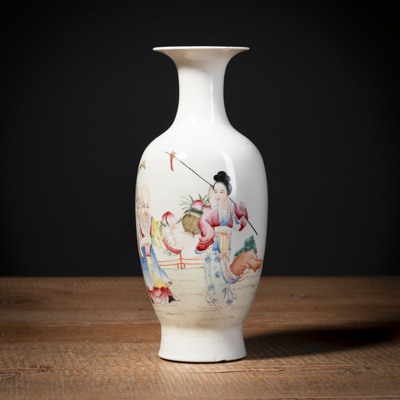 <b>Kleine Vase aus Porzellan mit 'Famille rose'-Dekor von Shou Lao</b>