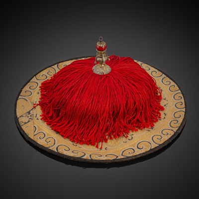 <b>Kopfbedeckung eines hohen tibetischen Beamten</b> <b>Kopfbedeckung eines hohen tibetischen Beamten</b>