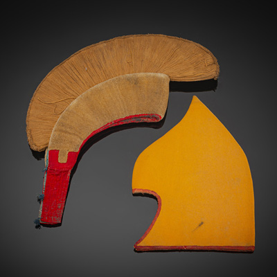 <b>Hut eines Würdenträgers und traditionelle Haube eines Mitglieds der Gelugpa-Schule</b> <b>Hut eines Würdenträgers und traditionelle Haube eines Mitglieds der Gelugpa-Schule</b>