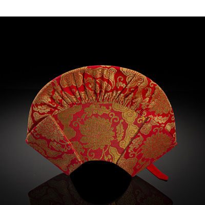 <b>Hut eines Würdenträgers der Rotmützen Schule (Drikung Kagyü?)</b> <b>Hut eines Würdenträgers der Rotmützen Schule (Drikung Kagyü?)</b>