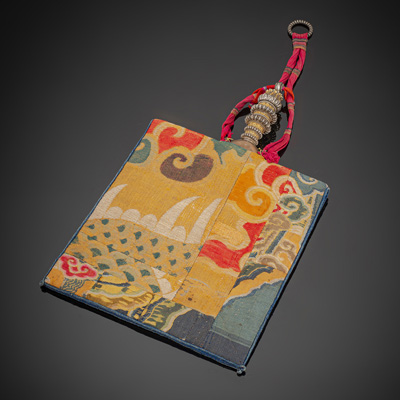 <b>Mundspülfläschchen und Statussymbol (tib. chab lug)</b> <b>Mundspülfläschchen und Statussymbol (tib. chab lug)</b>