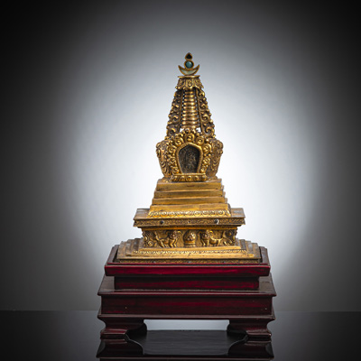 <b>Feuervergoldete Stupa auf Holzstand</b>