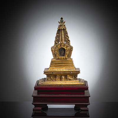 <b>Feuervergoldete Stupa auf Holzstand</b> <b>Feuervergoldete Stupa auf Holzstand</b>