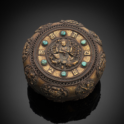 <b>Deckeldose aus Kupfer, teils vergoldet</b> <b>Deckeldose aus Kupfer, teils vergoldet</b>