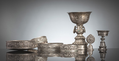 <b>Zwei Butterlampen und ein Reis-Mandala aus Silber</b> <b>Zwei Butterlampen und ein Reis-Mandala aus Silber</b>