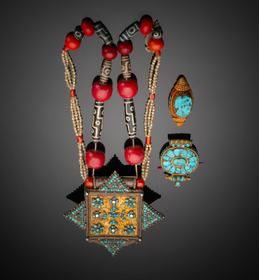 <b>Amulettbehälter an Kette mit Dzi-Perlen, Anhänger und Amulett-Kasten</b>