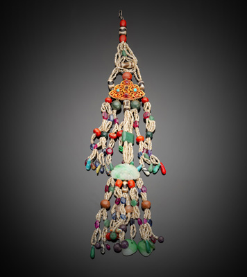 <b>Feines Schmuckgehänge mit Edelsteinen</b> <b>Feines Schmuckgehänge mit Edelsteinen</b>