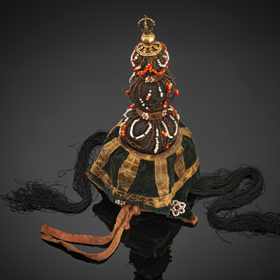 <b>Haube für einen Initianten einer Einweihungszeremonie</b> <b>Haube für einen Initianten einer Einweihungszeremonie</b>