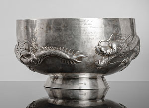 <b>Große Export-Silberschale auf rundem Fuß mit einem in Repoussé verzierten Drachen in hohem Relief</b> <b>Große Export-Silberschale auf rundem Fuß mit einem in Repoussé verzierten Drachen in hohem Relief</b>