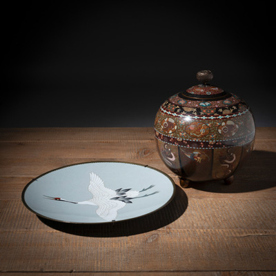 <b>Cloisonné-Teller mit Kranichdekor und Cloisonné-Deckeldose mit Drachen- und Phoenixdekor</b>