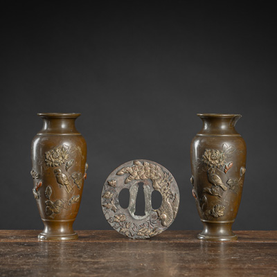 <b>Paar kleine Vasen aus Bronze mit Dekor von Spatzen und Blumen und eine Metallscheibe in Form einer Tsuba</b>