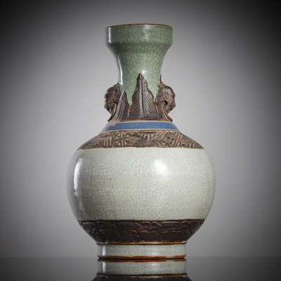 <b>Flaschenvase mit Krakelee-Glasur, floralem Reliefdekor und seitlichen Handhaben in Form von Tiermasken</b>