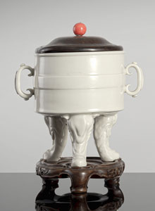 <b>Cremefarben glasierter Weihrauchbrenner auf Elefantenfüßen mit Holzdeckel und Stand</b> <b>Cremefarben glasierter Weihrauchbrenner auf Elefantenfüßen mit Holzdeckel und Stand</b>