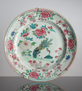 <b>Rundplatte aus Porzellan mit 'Famille rose'-Dekor von Pfauen</b>