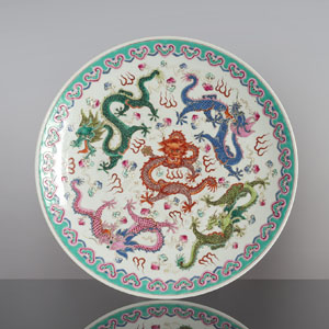 <b>Rundplatte aus Porzellan mit 'Famille rose'-Drachendekor</b>