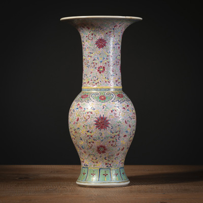 <b>'Yenyen'-Vase aus Porzellan mit 'Famille rose'-Floraldekor</b>
