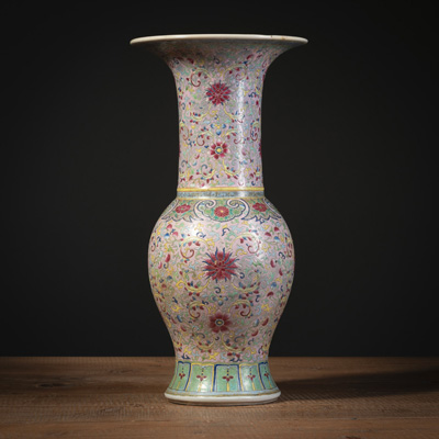 <b>'Yenyen'-Vase aus Porzellan mit 'Famille rose'-Floraldekor</b>