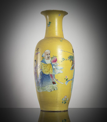 <b>Gelbgrundige Bodenvase aus Porzellan mit 'Famille rose'-Figurendekor</b> <b>Gelbgrundige Bodenvase aus Porzellan mit 'Famille rose'-Figurendekor</b>