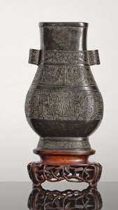 <b>Hu-förmige Bronzevase mit Reliefdekor auf Holzstand</b>